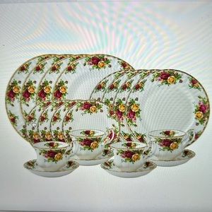 COPY - Royal Albert Old County Roses 20 piece Dinnerware Set Like new no Damage